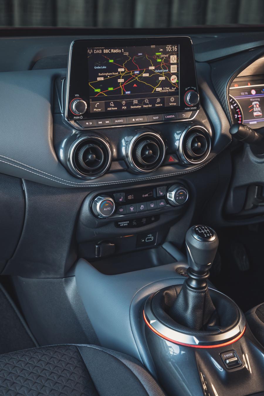 Детали интерьера Nissan Juke 2019 года  (UK) (фото 35 из 40)